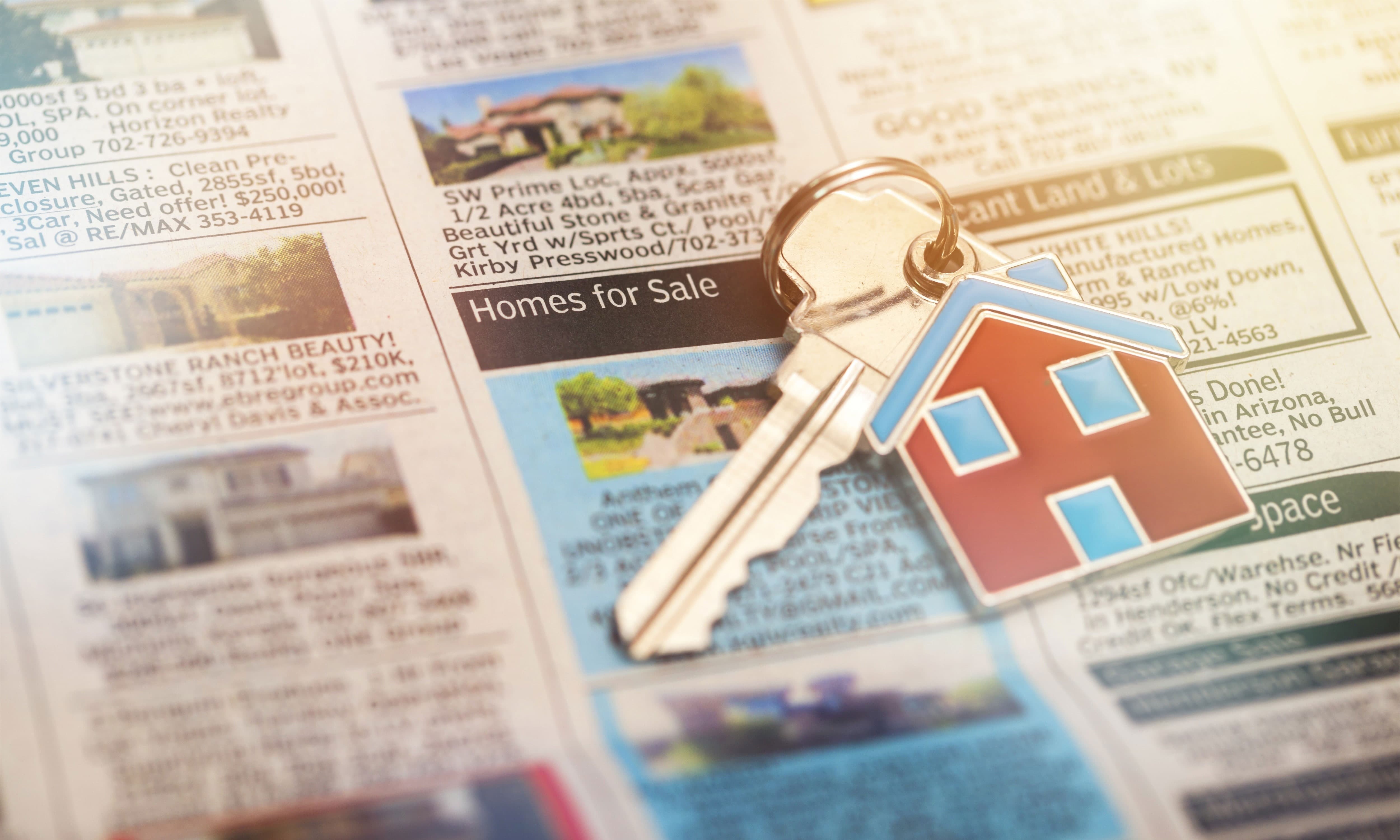 Zeitungsanzeigen Immobilienverkauf mit Schlüsselbund