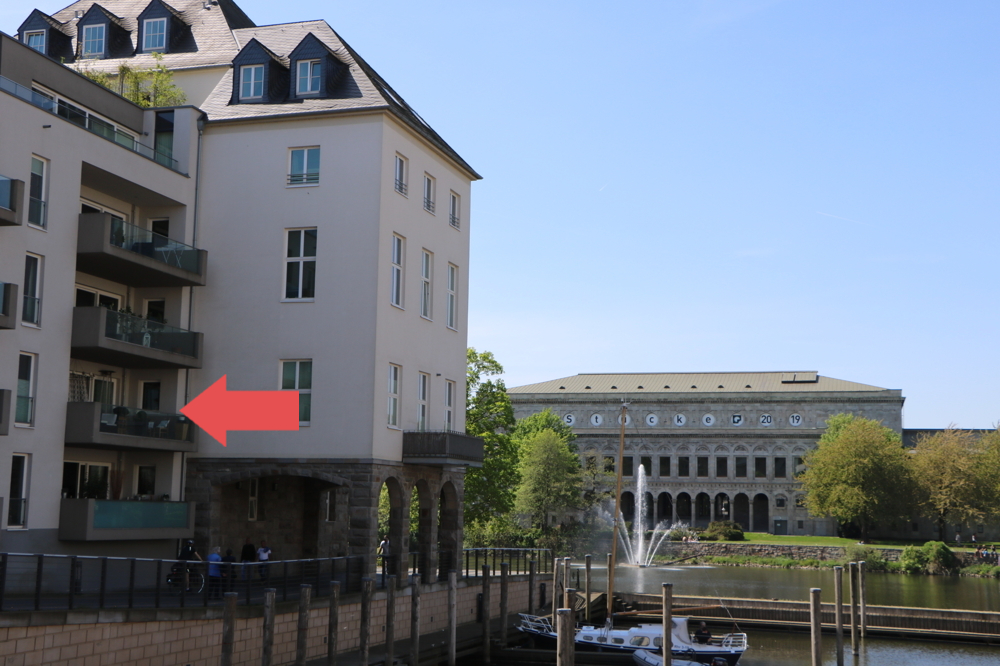 Front mit Blick Stadthalle